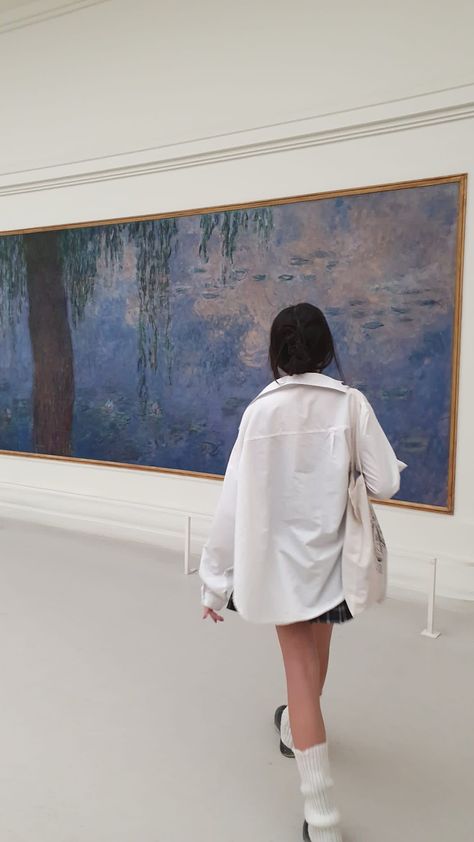 claude monet museum musée orangerie outfit aesthetic skirt legs warmers cute fashion trend nympheas museum date pics Getty Museum Outfit, Musée Aesthetic, Museum Instagram Pictures, Museum Visit Outfit, Claude Monet Museum, Date Pics, Victoria Costume, Gallery Outfit, Aesthetic Skirt