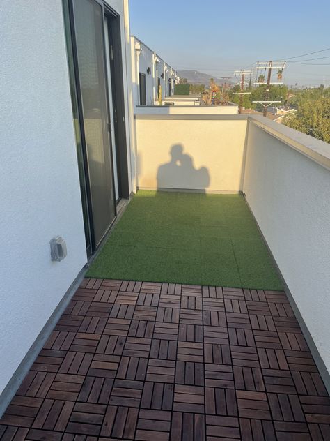 Small Balcony Fake Grass Ideas, Balcony No Roof, Mini Balcony Garden Ideas, Apartment Patio First Floor, Faux Grass Balcony, Balcony With Turf, Balcony Layout, Turf Balcony Ideas, Dog Balcony