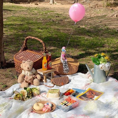 Picnic Core, Strawberry Picnic, Sonny With A Chance, Pick Art, Bear Picnic, Picnic Ideas, Teddy Bear Picnic, Light Spring, Perfect Date