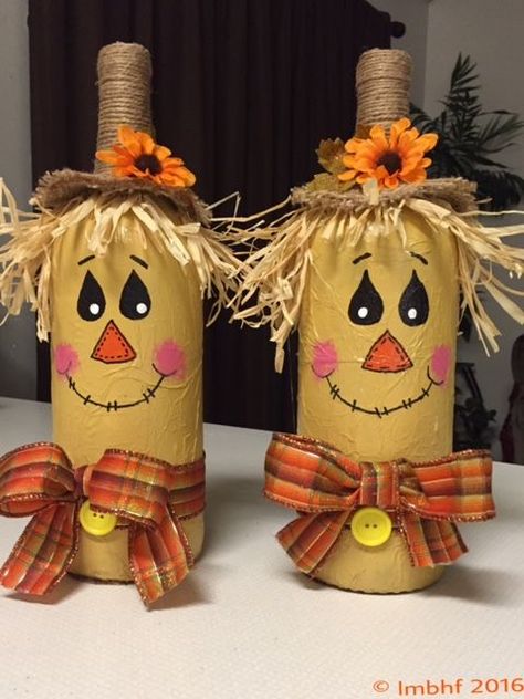 Scarecrow Craft, Fall Wine Bottles, Scarecrow Decorations, Cute Scarecrow, Halloween Wine Bottles, Scarecrow Crafts, Halloween Wine, Wine Bottle Diy Crafts, Wine Bottle Diy