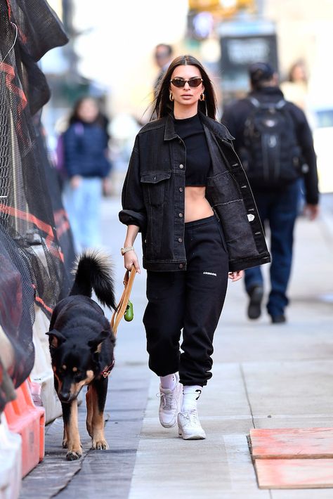 Emily Ratajkowski goes for a walk in a denim jacket, crop top, sweatpants and white Nike sneakers. #celebritystyle #emrata #emilyratajkowski #nike #streetstyle Levi Trucker Jacket Outfit Women, Black Levi Jeans Outfits, Air Max Plus Outfits, Emrata Outfits, Emrata Style, Lounge Wear Stylish, Dog Walking Outfit, Emily Ratajkowski Outfits, Emily Ratajkowski Style