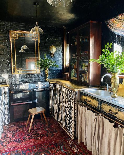 Maximalist Interior Design Kitchen, House Interior Maximalist, Maximalist Tiny House, Rustic Maximalist Decor, Maximalist Cabin, Maximalist Decor Kitchen, Maximal Interior, Interior Design Maximalist, Maximalist Kitchen Design