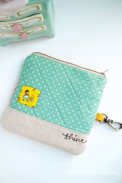 Mini Zipper Pouch Keyring. DIY Keychain Wallet: Sewing Tutorial in Pictures. Cute Handmade Everyday Pouch, Diy Keychain Wallet, Diy Mini Pouch Bag, Cute Handmade Coin Purse Pouch, Zippered Keychain Pouch, Small Zip Pouch Coin Purses, Coin Purse Tutorial, Pouch Diy, Pouch Sewing