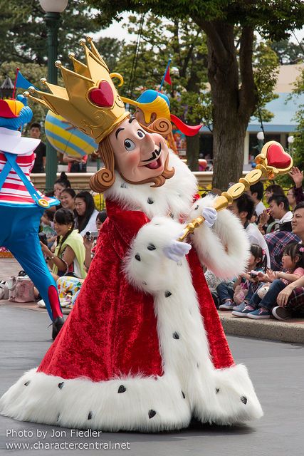 2014 - Happiness is Here - King of Hearts Alice In Wonderland King Of Hearts Costume, Alice In Wonderland King Of Hearts, King Of Hearts Alice In Wonderland, King Of Hearts Costume, All Disney Characters, Disneyland Characters, Disney Characters Costumes, Disney World Characters, Alice In Wonderland Costume