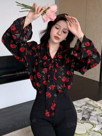 Floral Blouse Outfit, Floral Top Outfit, Black Floral Shirt, Outfit Korean Style, Flower Blouse, Black Floral Blouse, Loose Fit Shirts, Business Casual Outfits For Women, Floral Outfit