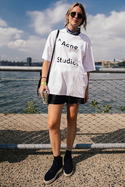 Gen Z Street Style, Hot Day Outfit, Sport Street Style, Athleisure Street Style, Street Style Nyc, Athleisure Accessories, Suits Show, Athleisure Summer, Oversized Jersey