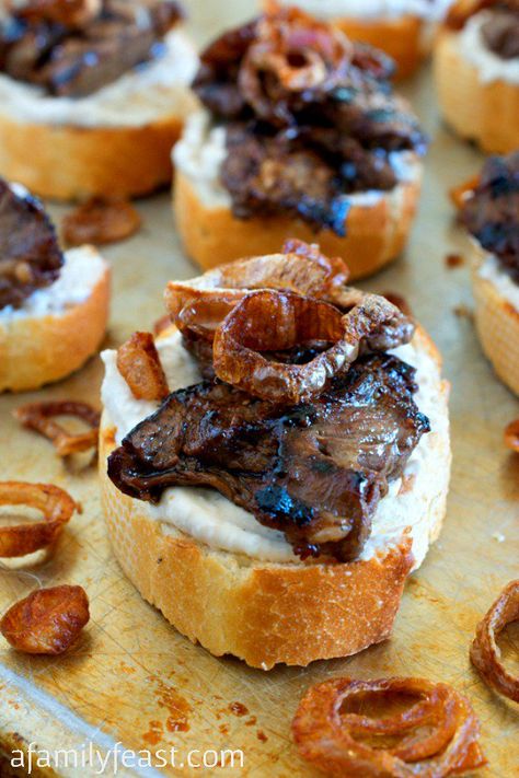 Beef Crostini with Horseradish Sauce - A fantastic flavor combination. This is a great appetizer for New Year's Eve or for any game day party. Beef Crostini, Bite Size Appetizers Easy, New Years Eve Menu, New Years Appetizers, New Year's Eve Appetizers, Game Day Party, Horseradish Sauce, Party Appetizers, Products Ideas