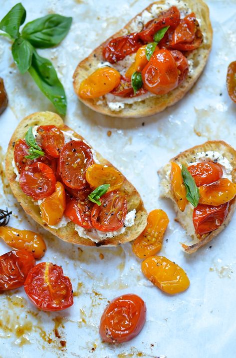 Candied tomato bruschetta with ricotta and goat's cheese Bruschetta Ricotta, Bibbyskitchen Recipes, Cherry Tomato Appetizers, Bruschetta Dip, Grill Sandwich, Sweet Appetizer, Tomato Dishes, Tomato Bruschetta, Classic Appetizers