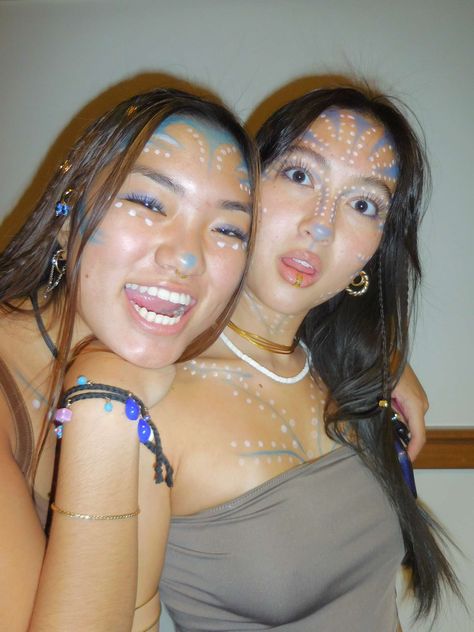 Avatar costumes, Halloween inspo Avatar Dress Up, Avatar Costume Makeup, Simple Avatar Makeup, Halloween Costumes Women Solo, Avatar Makeup Halloween, Avatar Costume Women, Avatar Make Up, Avatar Inspired Makeup, Avatar Halloween Costumes