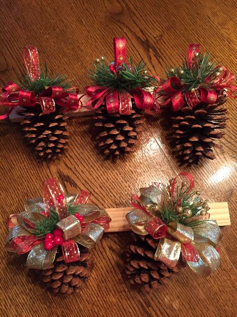 НГ Christmas Decor Diy Cheap, Jul Diy, Pinecone Crafts, Cheap Christmas Diy, Christmas Pine Cones, Buat Pita, Diy Christmas Ornaments Easy, Cones Crafts, Easy Christmas Diy