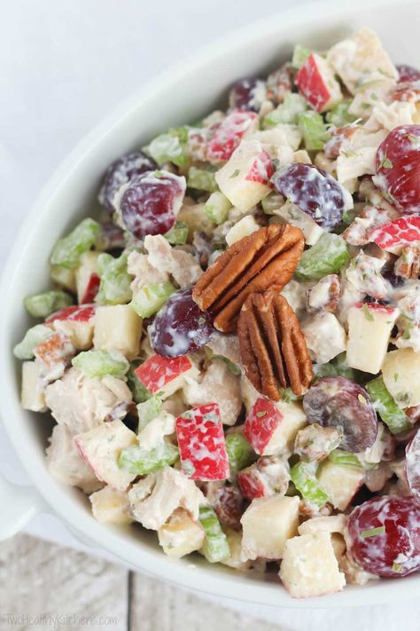 This chicken salad with grapes also features crisp apples and crunchy pecans. It’s a mayo-free chicken salad recipe with a delicious Greek yogurt dressing – so perfect for summer picnics! Chicken Salad With Tarragon, Chicken Salad Recipe No Mayo, Fruity Chicken Salad, Grape Chicken Salad, Health Salads, Grape Chicken, Chicken Salad No Mayo, Home Made Salad, Shredded Chicken Salads