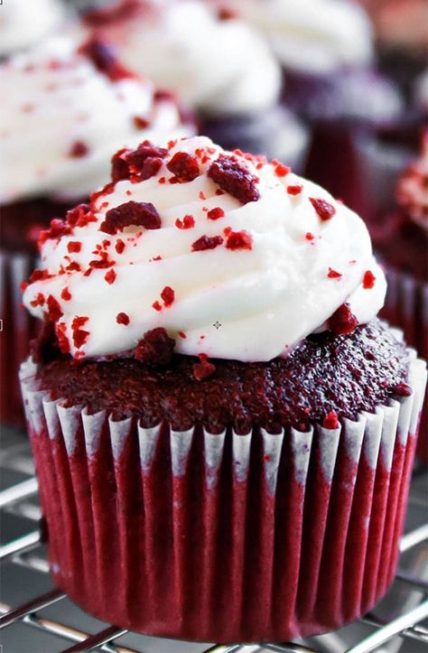 This recipe for Red Velvet Cupcakes with Cream Cheese Icing is truly indulgent and perfect for any celebration. #cupcake #redvelvet #dessert #cupcakerecipe #frosting Velvet Recipes, Protein Cupcakes, Red Velvet Cupcakes Recipe, Curry Puff, Cupcakes Red Velvet, Buttercream Frosting For Cupcakes, Red Velvet Whoopie Pies, Foodie Lover, Cupcake Cream