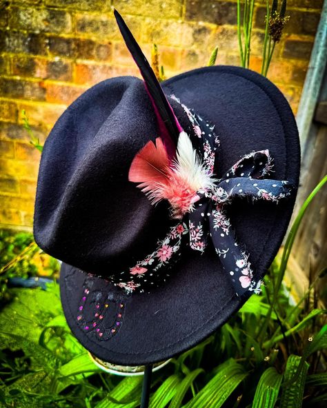 Midnight Horse 🐴 www.hertscountryhats.co.uk #cowgirl #cowboy #cowgirlhat #cowboyhat #ukcowboys #ukcountry #ukcountrymusic #countrymusic #hat #ukfashion Ferret Outfits, Decorated Cowboy Hats, Diy Cowgirl Hat, Ferret Clothes, Western Landscape, S Aesthetic, Painted Hats, Cowgirl Cowboy, Cowgirl Hat