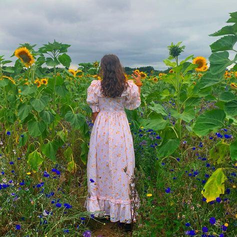 beautiful flower field with vintage cottage core style dress<3 Joyce Core, Brown Wavy Hair, Ronald Joyce, Natural Waves, Flower Field, Wavy Hair, Vintage Dresses, Long Sleeve Dress, Maxi Dress