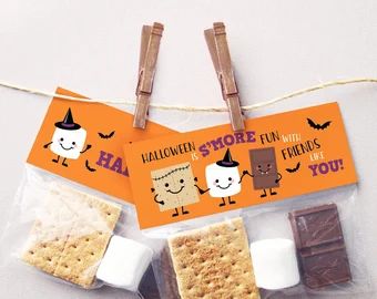 Halloween treats | Etsy Halloween Marshmallows, Halloween Class Treats, Halloween Smores, Halloween Treat Tags, Biscuits Graham, Treat Toppers, Halloween Favors, Classroom Gifts, Halloween Tags