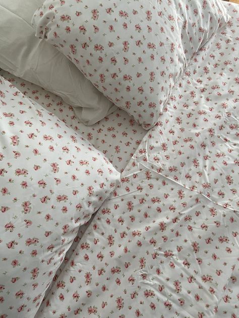 Aesthetic Sheets Bed, Pink Bed Pillows, Bed Pillows Aesthetic, Flower Bed Sheets Aesthetic, Lana Del Rey Bedroom, Coquette Sheets, Lana Del Rey Bedroom Aesthetic, Coquette Bedsheets, Coquette Bed Sheets