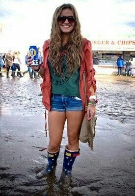 2011 Street Style, Wellies Outfit, Glastonbury Festival Fashion, Outdoor Concert Outfit, Looks Festival, Reading And Leeds Festival, Camp Bestival, Camping Outfits For Women, Summer Festival Fashion