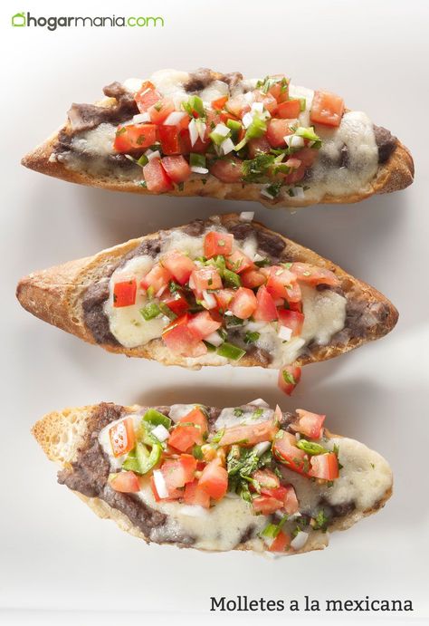 Molletes a la mexicana Christmas Brunch, Lunch Break, Picky Eaters, Lunch Time, Diy Food, Diy Food Recipes, Real Food Recipes, Mexican Food Recipes, Health Food