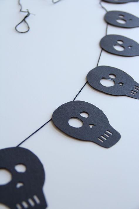 Goth Bedrooms, Skull Garland, Diy Halloween Garland, Halloween Mail, Simple Garland, Halloween Appetizer, Diy Skulls, Casa Halloween, Party Things