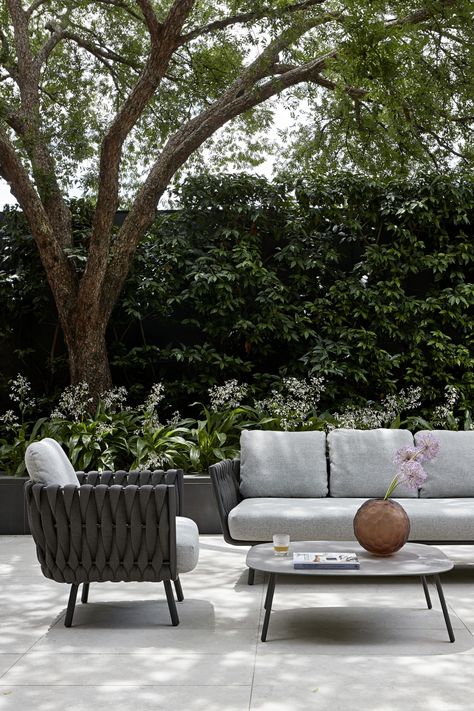 Three designer al fresco zones to inspire your next outdoor makeover Outdoor Makeover, Dining Table Design Modern, Australian Interior, Sculptural Furniture, Australian Interior Design, California Garden, Interior Design Awards, Installation Design, Courtyard Garden