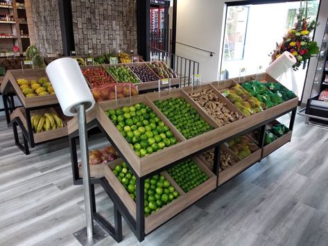 Aquí puedes encontrar fotos con ideas de diseño de interiores. ¡Inspírate! Supermarket Design Interior, Fruit And Veg Shop, Store Shelves Design, Shop Shelving, Vegetable Shop, Grocery Store Design, Supermarket Design, Fruit Shop, Food Graphic Design