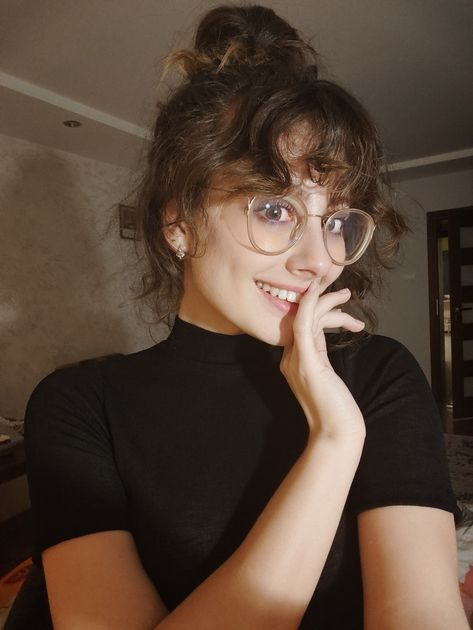 Wavy Bangs With Glasses, Curly Bangs With Glasses, Dainty Hairstyles, Glasses Curly Hair, Curly Hair And Glasses, Curly Hair Glasses, Rounded Glasses Women, Bangs Inspo, French Bangs