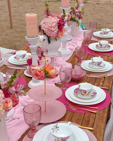 High Tea Bday Party, Tea Party Table Setup, Pink Picnic Party, Boho Tea Party, Outdoor Tea Party, Picnic Party Decorations, Tea Party Centerpieces, Dinner Party Planning, Diy Tea Party