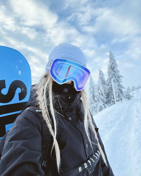 K A T I E ✨ on Instagram: "Patiently waiting for a big dump of white gold so we can have more days like this! 🤞🏻 . #snowboard #snowboarding #snowboardgirl #winter #winterlover #prayforsnow #dopesnow #czechrepublic #krkonose #snowboardaddiction #protectourwinters" Dope Snow, Snowboarding Aesthetic, Snowboard Girl, Patiently Waiting, Days Like This, Ski Trip, Snowboarding, Goggles, Skiing