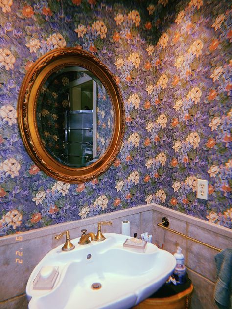 Old Lady Home Decor, Old Lady Bathroom, Old Lady Decor, Old Lady Aesthetic, Old Lady House, Ladies Bathroom, Bus Living, Old Bathroom, Cute Room Ideas