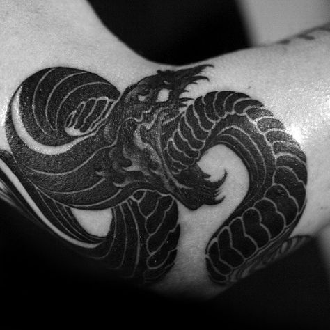 Elbow Tattoo Ideas, Tattoo Elbow, Circular Tattoo, Ouroboros Tattoo, Elbow Tattoo, Geometric Tattoo Arm, Samoan Tattoo, Elbow Tattoos, Gothic Tattoo