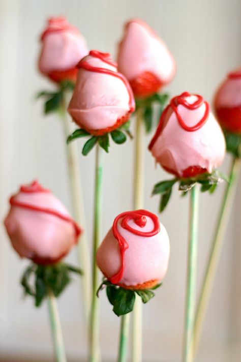 Valentine food Ideas | Chocolate dipped strawberry 'roses' | valentine food ideas Disney Princess Party Food, Princess Party Food, Chocolate San Valentin, Chocolate Covered Strawberry Recipe, Party Food Themes, Covered Strawberry, Strawberry Roses, Chocolate Dipped Strawberries, Valentines Day Food