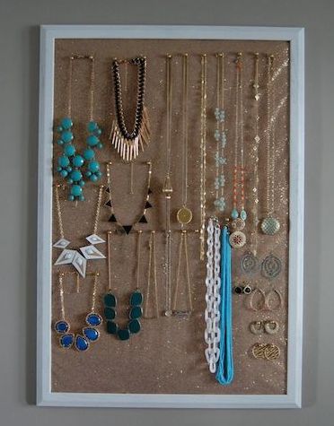 Diy Cork Board, Boho Jewelry Diy, Vintage Jewelry Diy, Diy Jewelry To Sell, Jewelry Organizer Wall, Framed Cork Board, Diy Jewelry Holder, Diy Jewelry Unique, Jewelry Organizer Diy