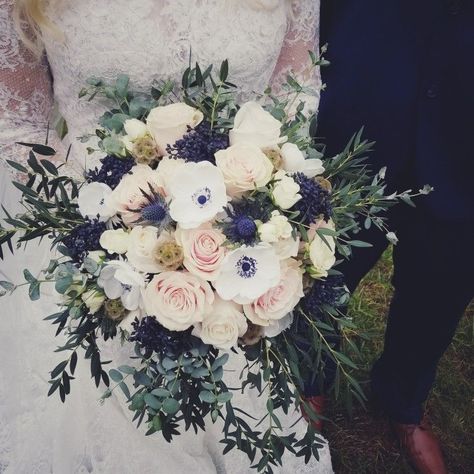 Timeless Wedding Colors, Classic Wedding Colors, Navy Bridal Bouquet, Wedding Colors Ideas, Navy Wedding Bouquet, Blush And Navy Wedding, Navy Blush Weddings, Classic And Timeless Wedding, Gold Wedding Flowers