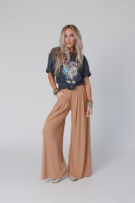 Big Thrills Palazzo Pants - Tan - M Soft Summer Boho Outfits, How To Wear Palazzo Pants, How To Style Flowy Pants, Wide Length Pants Outfits, Big Legs Outfit, Modern Boho Outfit, Boho Mom Style, Black Women Business Attire, Flowy Pants Outfit