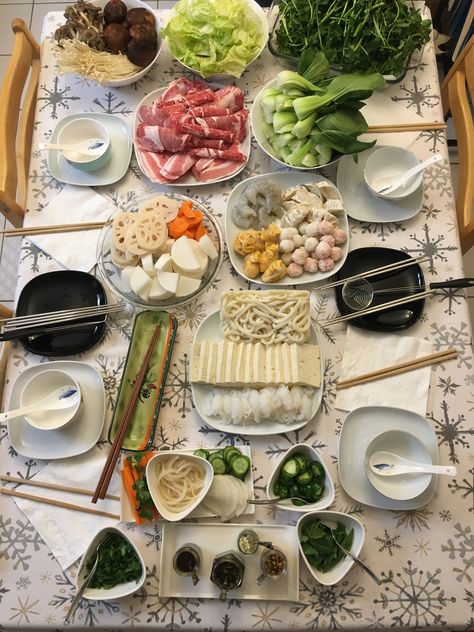 Hotpot At Home Ideas, Hot Pot Table Setting, Hot Pot Vegetables, Hot Pot Ingredients List, Korean Family Dinner, Hotpot Aesthetic, Hotpot Ingredients, Hotpot At Home, Korean Hotpot