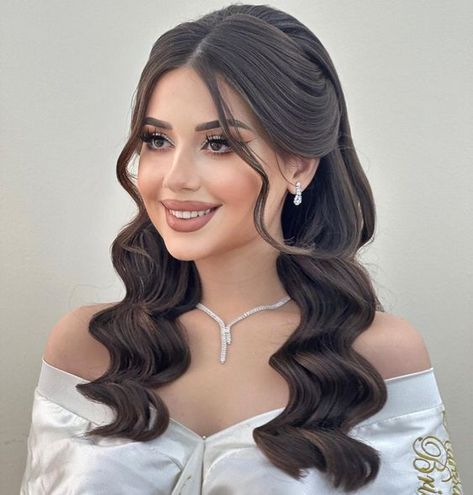 Xv Hairstyles Quinceanera Down, Xv Hair Styles, Bride Hairstyles For Round Face, Peinados Para Xv Años, Hairstyles Short Hair Updo, Anime Makeup Ideas, Messy Ponytail Hairstyles, Night Out Hairstyles, Messy Bob Haircut