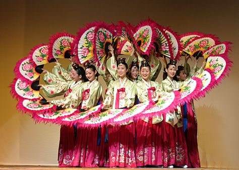 Korean fan dance Ritual Dance, Fan Bracelet, Dancer Wear, Fan Dance, Korean Traditional Dress, Study Korean, Female Dancers, Types Of Dancing, Traditional Dance