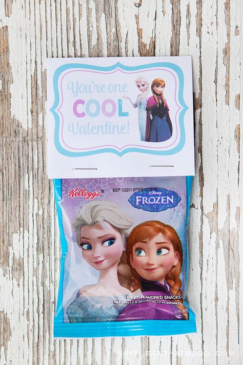 Free printable Disney Frozen valentines - attach to a package of fruit snacks for cute and inexpensive valentines. Frozen Valentine Ideas, Frozen Valentines Cards, Frozen Valentines, Florida Orlando, Happy Hearts Day, Disney Valentines, February Valentines, Valentine's Day Printables, Fruit Box