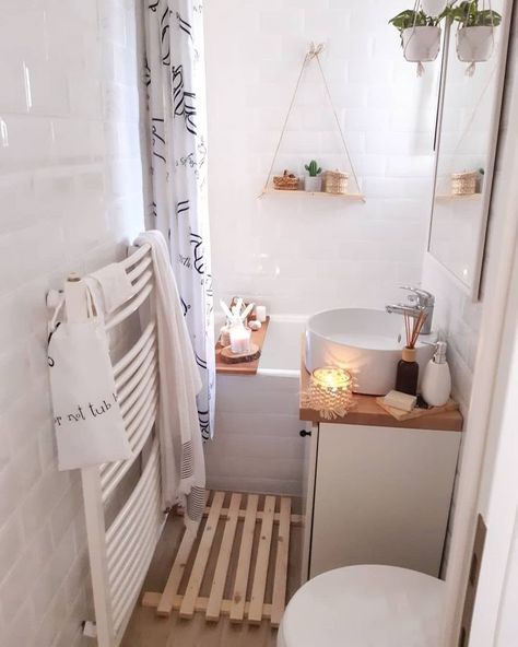 Tiny House Tub Shower Combo, Micro Full Bathroom, Tiny Rectangular Bathroom Ideas, Mini Bathtub Shower Combo, Tiny Full Bath, Micro Bathroom, Tiny Bathtub, Small Shower Room, Tiny Bath