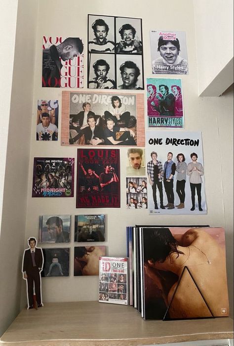 Zayn Malik Aesthetic Poster, One Direction Bedroom Ideas, One Direction Fan Aesthetic, One Direction Decor, Niall Horan Room Decor, One Direction Posters Wall, One Direction Room Aesthetic, Harry Styles Bedroom Ideas, One Direction Bedroom Aesthetic