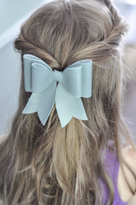 Leather Hair Accessories: Sea Glass Flowers and Bow Barrettes Sea Glass Flowers, Leather Hair Accessories, Hair Accessories Storage, Hair Scarf Styles, Super Hair, Twist Headband, Glass Flowers, Diy Hair Accessories, Leather Bows