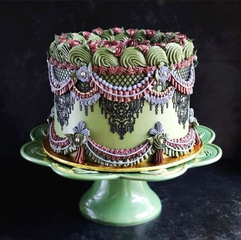 Goth Table, Victorian Cakes, Gothic Cake, Bolo Vintage, Vintage Cakes, Pretty Dessert, Fake Cake, A Potato, Cake Gallery