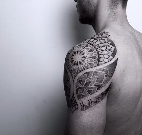 Traditional Mandala Tattoo, Top Of Shoulder Tattoo, Mandala Tattoo Shoulder, Men's Tattoo, Mangas Tattoo, Geometric Mandala Tattoo, Tattoo Concepts, Tattoo Shoulder, Tattoo Themes