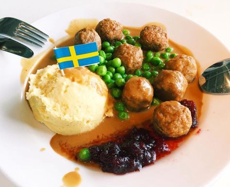 IKEA Swedish Meatballs. What you don't know about the IKEA meatballs Ikea Swedish Meatball Recipe, Swedish Meatball Recipe, Ikea Swedish Meatballs, Grape Jelly Meatballs Recipe, Frozen Meatball Recipes, Ikea Meatballs, Daging Babi, Vegetarian Barbecue, Bawang Bombay