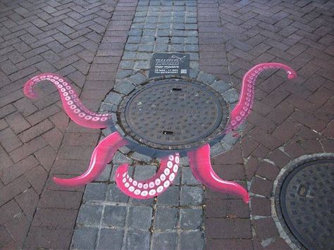 Red wing's Octopus street drawing downtown Detroit Street Chalk Art, Fun Chalk Art, Sidewalk Chalk Art, Sidewalk Art, Manhole Cover, 3d Street Art, Amazing Street Art, Chalk Drawings, Illustration Art Girl