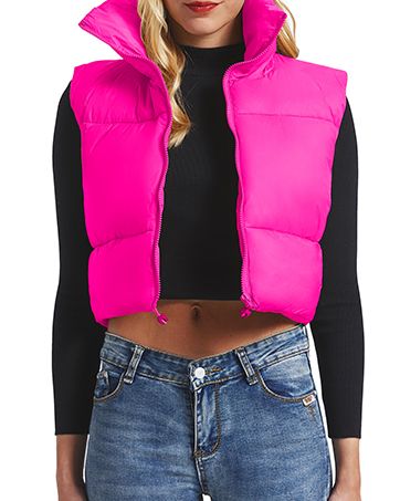 These cropped vests are all that are being talked about lately. I have always loved a good vest when it is just not that cold but not that warm either. Pink, Brown, Black and so many cute colors this one comes in and it is great value. Crop Jackets For Women, Pink Vest Outfit, Cropped Puffer Vest, Puffer Vest Outfit, Puffer Jacket Style, Winter Crops, Sleeveless Puffer, Vest For Women, Pink Vest