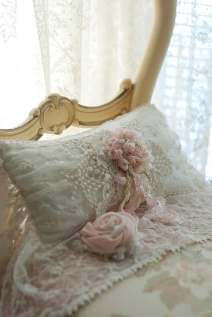 Jennelise: So Pretty. Camera Shabby Chic, Shabby Chic Decorating, Decoration Shabby, Cottage Shabby Chic, Estilo Shabby Chic, Shabby Chick, White Bed, Decor Shabby Chic, Pretty Pillow