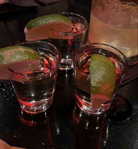 Alcoholic Drinks Pictures, Party Night Club Aesthetic, Night Club Aesthetic, Pretty Alcoholic Drinks, Yummy Alcoholic Drinks, Alcohol Party, Alcohol Aesthetic, Tequila Shots, Clubbing Aesthetic