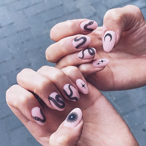 Snake And Moon Nails, Pink Snake Nails, Nail Art Snakes, Nails Baby Pink, Nails Moon, Baby Pink Nails Acrylic, Snake Nails, Snake Pink, Boss Nails