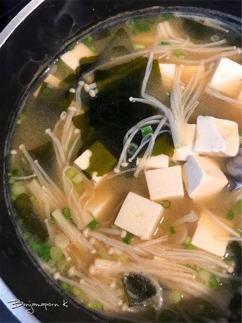 Asian Soup Aesthetic, Japanese Sick Food, Miso Soup Aesthetic, Aesthetic Soup, Soup Aesthetic, Miso Soup Recipe, Healthy Food Dishes, Healthy Lifestyle Food, Healthy Food Motivation